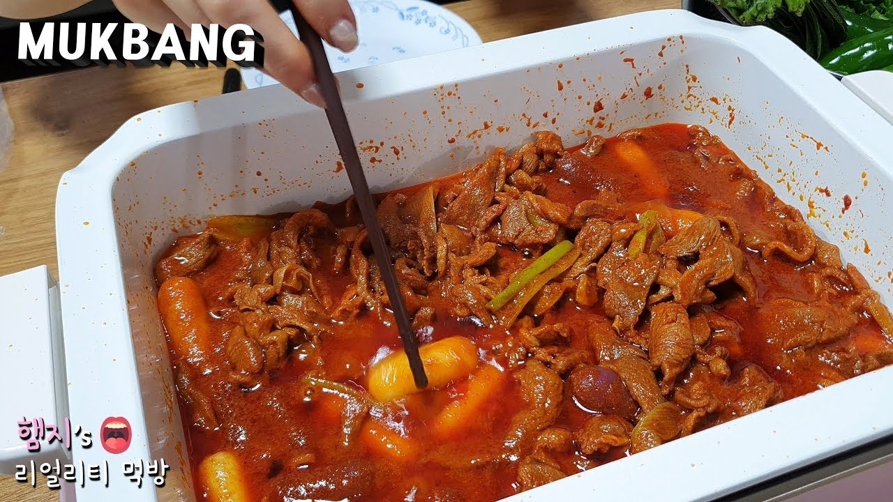 Hamzy~今天吃腌制好的炒鸭肉~!剩下的酱料用来做炒饭吃~!(ft.蔬菜)